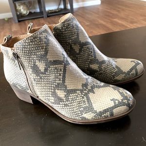 •Lucky Brand Grey/Tan Chinchilla Print Ankle Boots
